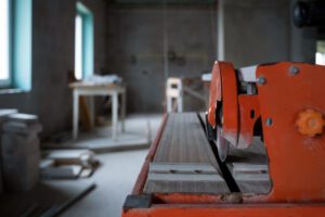 Piły bimetaliczne do metalu – dlaczego są najczęściej wybierane w warsztatach i zakładach produkcyjnych?